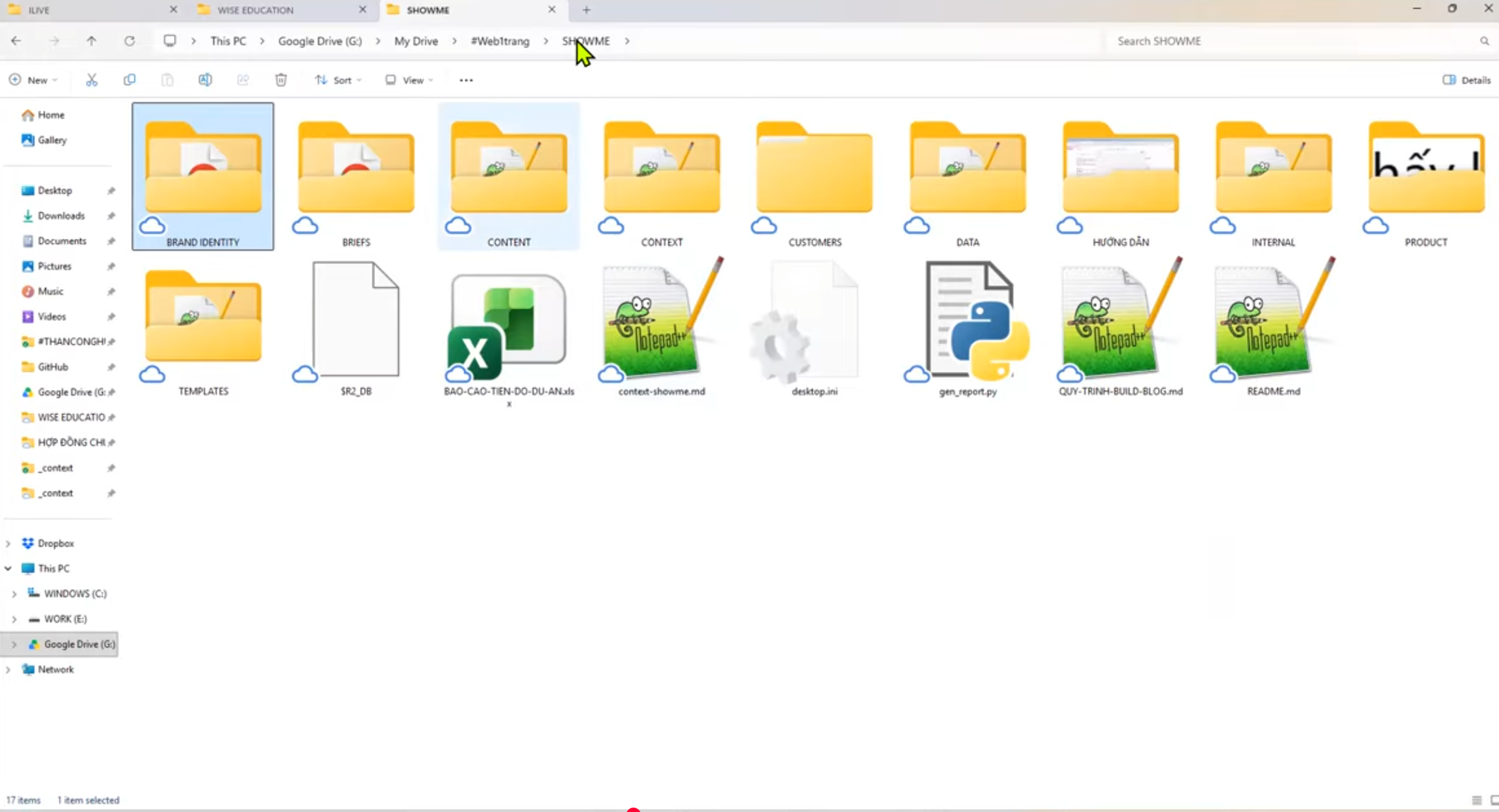 Ảnh chụp cấu trúc thư mục kho tri thức SHOWME trên máy: các folder Brand Identity, Briefs, Content, Customers, Data cùng các file Markdown như context, README, quy trình build blog